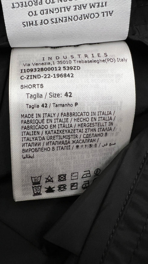 Shorts bicolor Capsule "Born to Protect" con cartellino