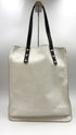 Shopper bianca con profili a borchie