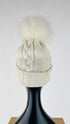 Cappello a trecce con pompon