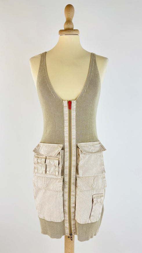 Abito corto a costine con cartellino