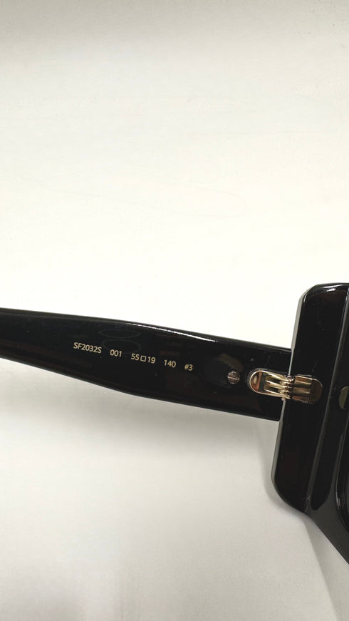 Occhiali da sole squadrati