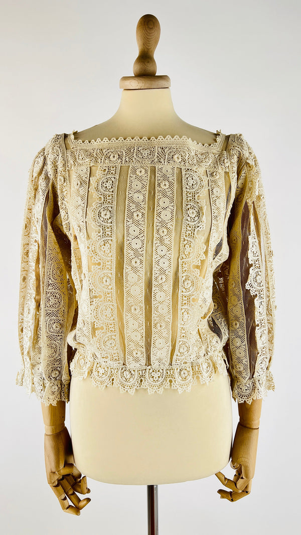 Blusa in pizzo e tulle