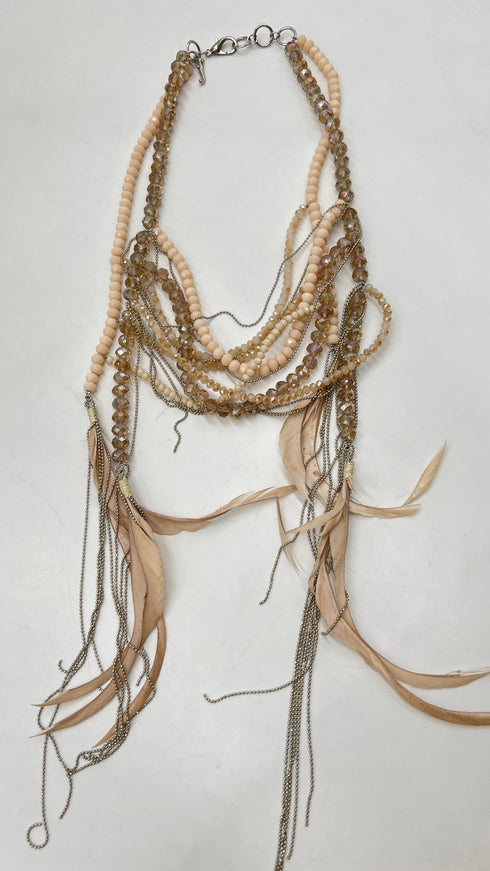 Collana con piume e perline