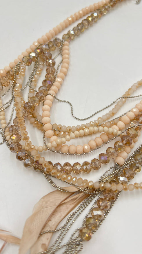 Collana con piume e perline