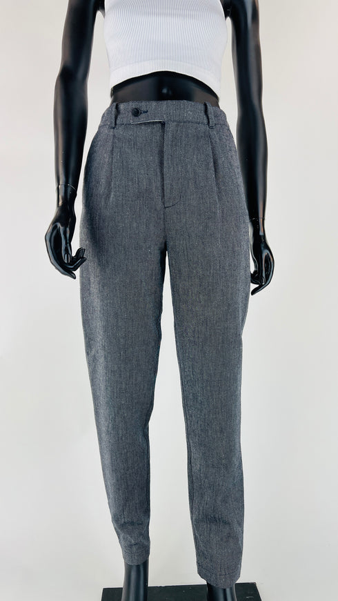 Pantaloni cropped con pince e cartellino