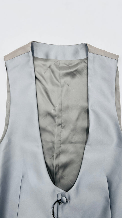 Gilet in raso con cartellino