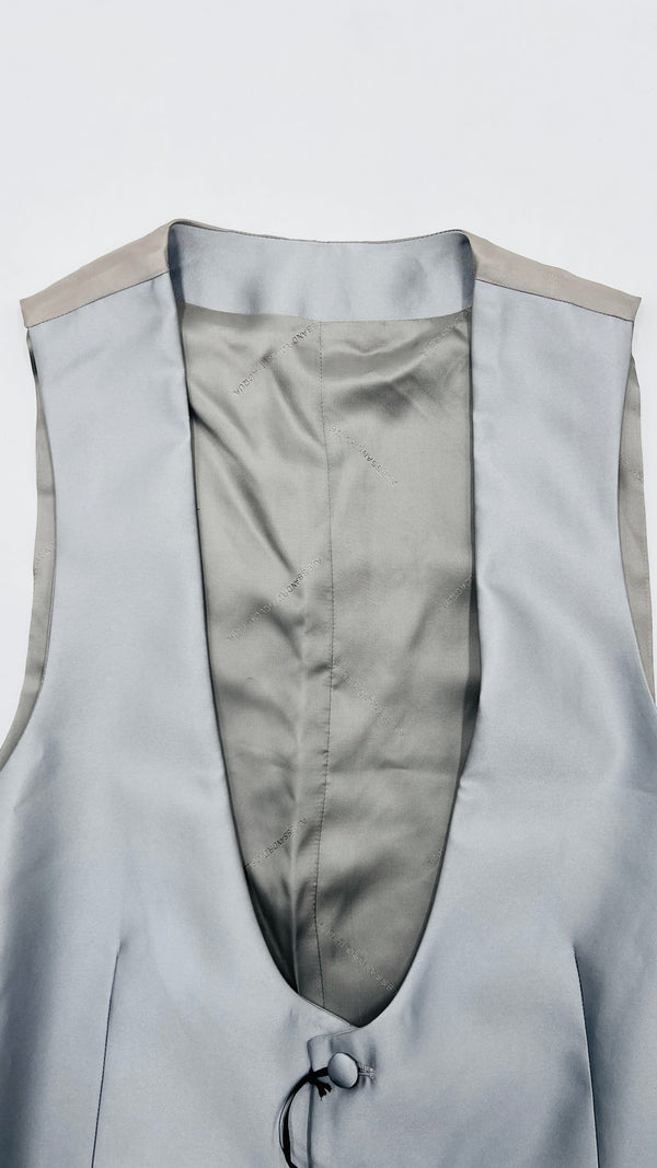 Gilet in raso con cartellino