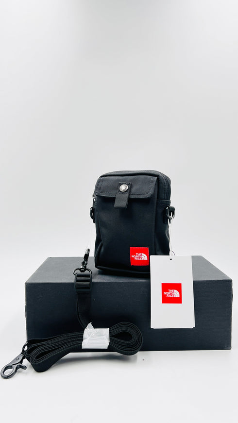 Tracolla nera con cartellino