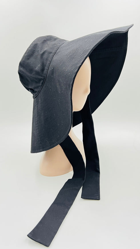 Cappello nero a tesa larga