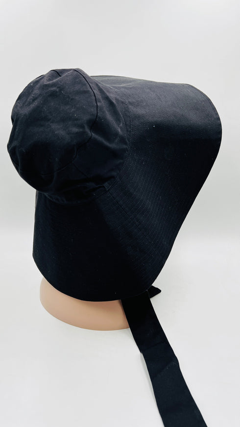 Cappello nero a tesa larga