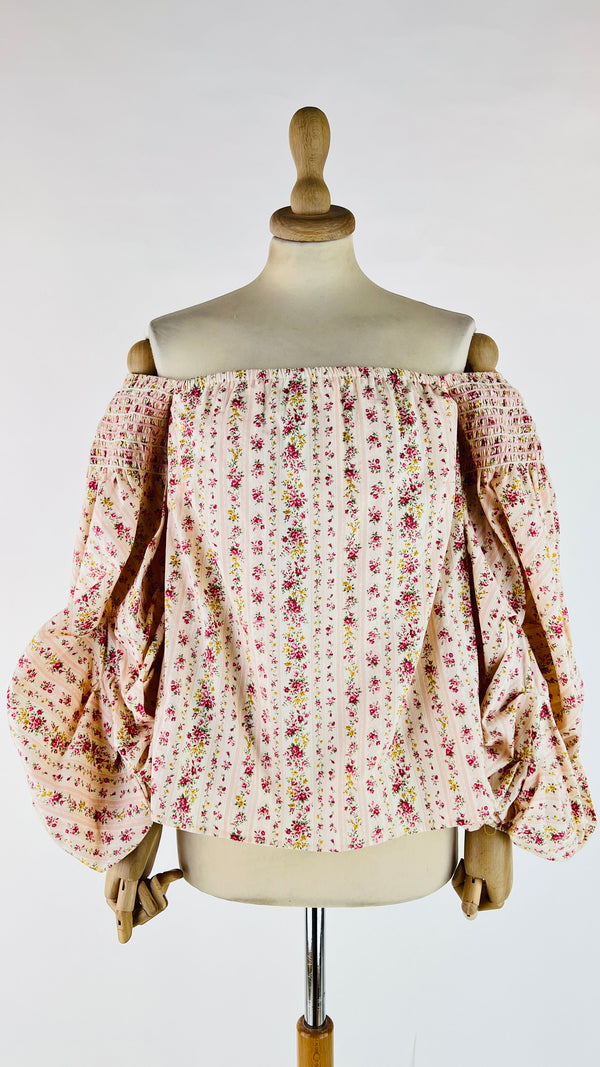 Top floreale con cartellino