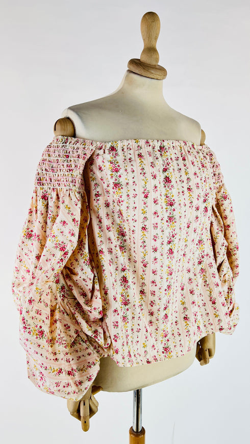 Top floreale con cartellino