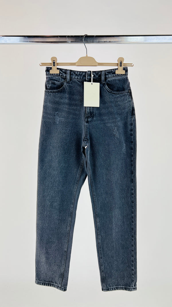 Jeans mom fit con cartellino