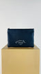 Pochette in pelle blu con scritta