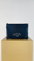 Pochette in pelle blu con scritta