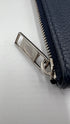 Pochette in pelle blu con scritta