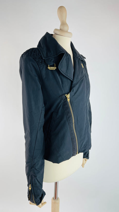 Giacca nera con arriccio