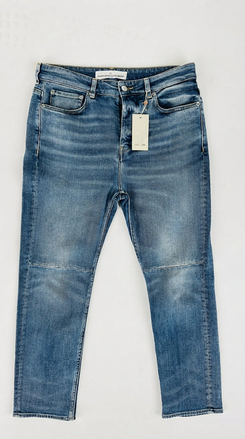 Jeans slim con cartellino
