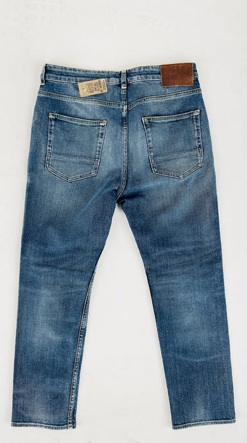 Jeans slim con cartellino