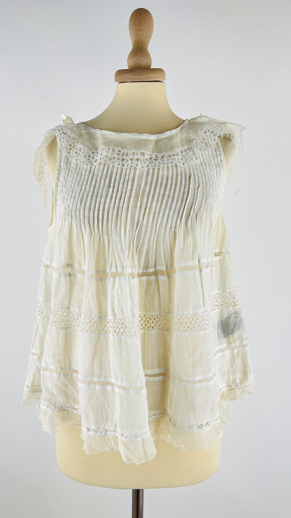 Top smanicato con rouches